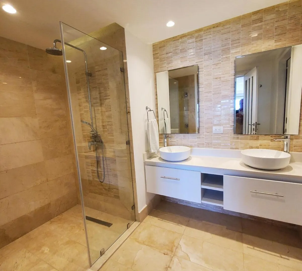 Large And Spacious 1 Bedroom Beachfront Condo In Cap Cana, Punta Cana Apartment